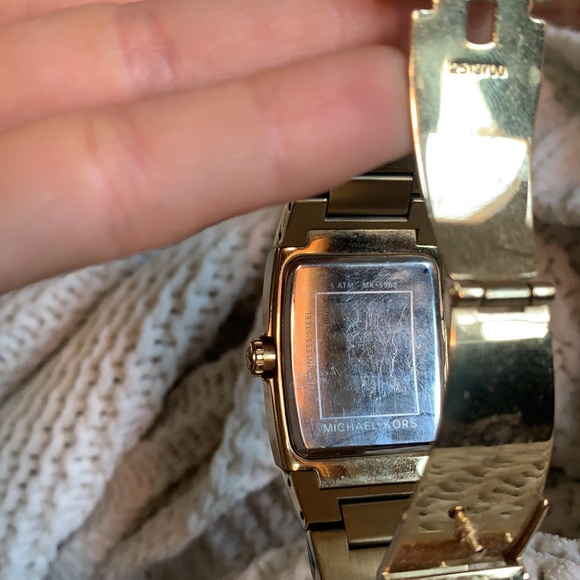 Gold rectangular Michael kors watch - Picture 3 of 4